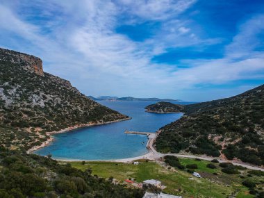 Yunanistan 'ın kuzeyindeki Gerakas limanının insansız hava aracı görüntüsü. Sporades Ege Denizi, Yunanistan ve Avrupa 'da kayalık oluşumu ve doğal fiyort benzeri körfeze sahip güzel bir manzara
