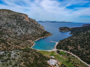 Yunanistan 'ın kuzeyindeki Gerakas limanının insansız hava aracı görüntüsü. Sporades Ege Denizi, Yunanistan ve Avrupa 'da kayalık oluşumu ve doğal fiyort benzeri körfeze sahip güzel bir manzara