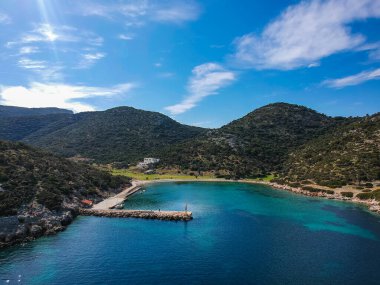 Yunanistan 'ın kuzeyindeki Gerakas limanının insansız hava aracı görüntüsü. Sporades Ege Denizi, Yunanistan ve Avrupa 'da kayalık oluşumu ve doğal fiyort benzeri körfeze sahip güzel bir manzara