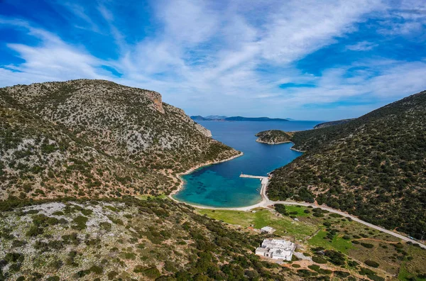 Yunanistan 'ın kuzeyindeki Gerakas limanının insansız hava aracı görüntüsü. Sporades Ege Denizi, Yunanistan ve Avrupa 'da kayalık oluşumu ve doğal fiyort benzeri körfeze sahip güzel bir manzara