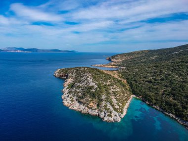 Yunanistan 'ın kuzeyindeki Gerakas limanının insansız hava aracı görüntüsü. Sporades Ege Denizi, Yunanistan ve Avrupa 'da kayalık oluşumu ve doğal fiyort benzeri körfeze sahip güzel bir manzara