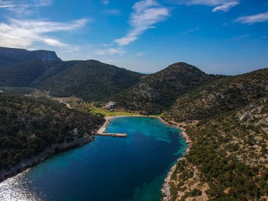 Yunanistan 'ın kuzeyindeki Gerakas limanının insansız hava aracı görüntüsü. Sporades Ege Denizi, Yunanistan ve Avrupa 'da kayalık oluşumu ve doğal fiyort benzeri körfeze sahip güzel bir manzara