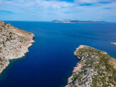 Yunanistan 'ın kuzeyindeki Gerakas limanının insansız hava aracı görüntüsü. Sporades Ege Denizi, Yunanistan ve Avrupa 'da kayalık oluşumu ve doğal fiyort benzeri körfeze sahip güzel bir manzara
