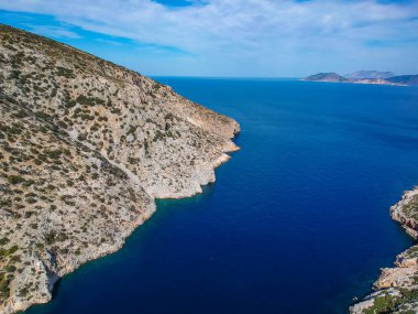 Yunanistan 'ın kuzeyindeki Gerakas limanının insansız hava aracı görüntüsü. Sporades Ege Denizi, Yunanistan ve Avrupa 'da kayalık oluşumu ve doğal fiyort benzeri körfeze sahip güzel bir manzara