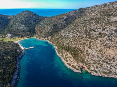 Yunanistan 'ın kuzeyindeki Gerakas limanının insansız hava aracı görüntüsü. Sporades Ege Denizi, Yunanistan ve Avrupa 'da kayalık oluşumu ve doğal fiyort benzeri körfeze sahip güzel bir manzara