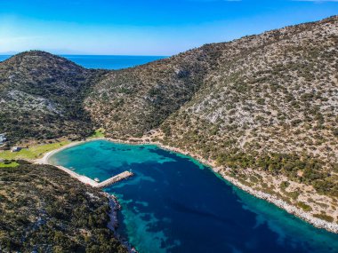 Yunanistan 'ın kuzeyindeki Gerakas limanının insansız hava aracı görüntüsü. Sporades Ege Denizi, Yunanistan ve Avrupa 'da kayalık oluşumu ve doğal fiyort benzeri körfeze sahip güzel bir manzara
