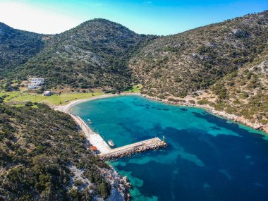 Yunanistan 'ın kuzeyindeki Gerakas limanının insansız hava aracı görüntüsü. Sporades Ege Denizi, Yunanistan ve Avrupa 'da kayalık oluşumu ve doğal fiyort benzeri körfeze sahip güzel bir manzara