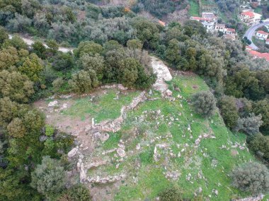 Loutraki Glossas limanının üzerindeki antik kalıntılar, Selinous adlı antik Peparethos adasının üçüncü antik şehrinin yerleşim yeriydi. Sporades, Magnesia, Yunanistan
