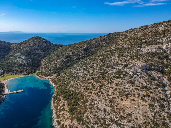 Yunanistan 'ın kuzeyindeki Gerakas limanının insansız hava aracı görüntüsü. Sporades Ege Denizi, Yunanistan ve Avrupa 'da kayalık oluşumu ve doğal fiyort benzeri körfeze sahip güzel bir manzara
