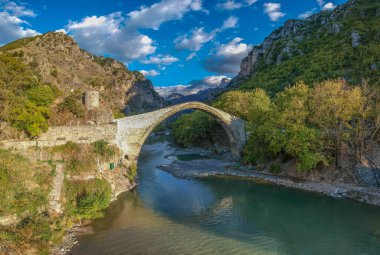 Aoos nehrinin üzerinde Konitsa 'nın ünlü eski taşlanmış köprüsü. Tymfi Dağı, Zagori, Epirus, Yunanistan, Avrupa