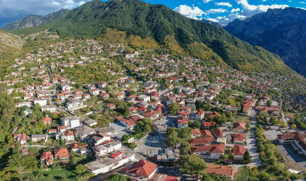 Konitsa kasabasının hava manzarası. Tymfi Dağı, Zagori, Epirus, Yunanistan, Avrupa