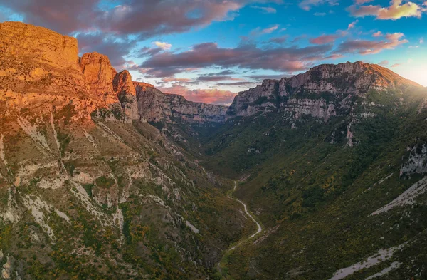 Yunanistan 'ın kuzeyindeki Pindus Dağları' ndaki Zagoria bölgesindeki etkileyici Vikos geçidine ait panoramik hava manzarası. Tymfi Dağı 'nın güney yamaçlarında yer alır ve Avrupa' nın en derindir..