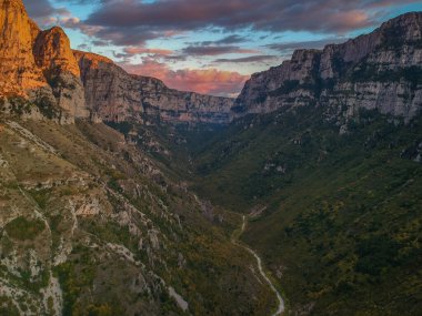 Yunanistan 'ın kuzeyindeki Pindus Dağları' ndaki Zagoria bölgesindeki etkileyici Vikos geçidine ait panoramik hava manzarası. Tymfi Dağı 'nın güney yamaçlarında yer alır ve Avrupa' nın en derindir..
