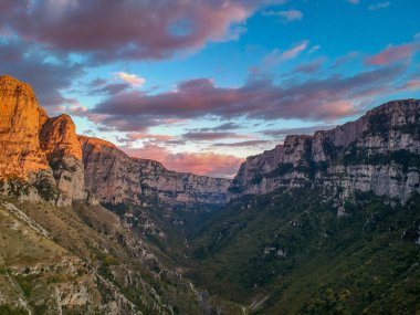 Yunanistan 'ın kuzeyindeki Pindus Dağları' ndaki Zagoria bölgesindeki etkileyici Vikos geçidine ait panoramik hava manzarası. Tymfi Dağı 'nın güney yamaçlarında yer alır ve Avrupa' nın en derindir..