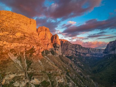 Yunanistan 'ın kuzeyindeki Pindus Dağları' ndaki Zagoria bölgesindeki etkileyici Vikos geçidine ait panoramik hava manzarası. Tymfi Dağı 'nın güney yamaçlarında yer alır ve Avrupa' nın en derindir..