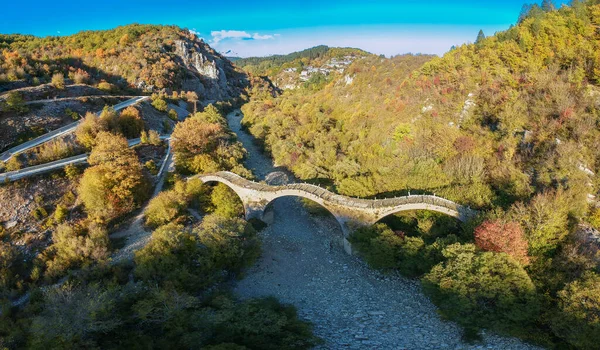 Vikos Kanyonu, Zagorohoria, Yunanistan ve Avrupa 'daki eski Kalogeriko üçlü kemerli taş köprüsünün hava manzarası