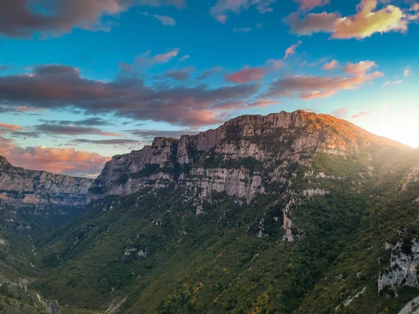 Yunanistan 'ın kuzeyindeki Pindus Dağları' ndaki Zagoria bölgesindeki etkileyici Vikos geçidine ait panoramik hava manzarası. Tymfi Dağı 'nın güney yamaçlarında yer alır ve Avrupa' nın en derindir..