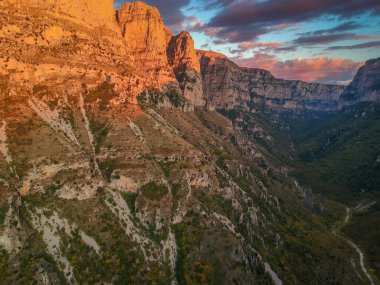 Yunanistan 'ın kuzeyindeki Pindus Dağları' ndaki Zagoria bölgesindeki etkileyici Vikos geçidine ait panoramik hava manzarası. Tymfi Dağı 'nın güney yamaçlarında yer alır ve Avrupa' nın en derindir..
