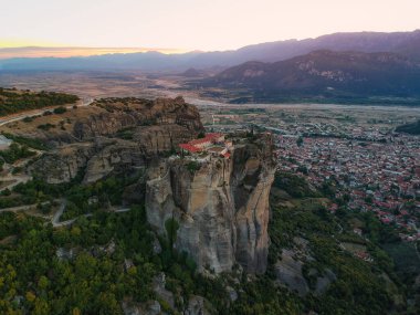 Yunanistan 'ın orta kesimindeki bir kaya oluşumu olan Meteora üzerindeki hava manzarası, Doğu Ortodoks manastırlarının en hızlı inşa edilen komplekslerinden birine ev sahipliği yapıyor. Kalampaka, Yunanistan, Avrupa