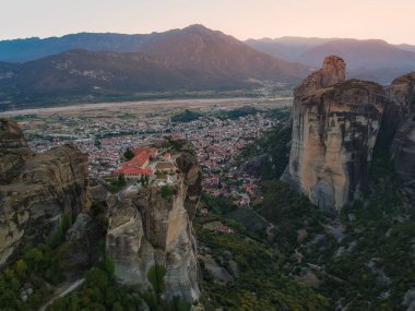 Yunanistan 'ın orta kesimindeki bir kaya oluşumu olan Meteora üzerindeki hava manzarası, Doğu Ortodoks manastırlarının en hızlı inşa edilen komplekslerinden birine ev sahipliği yapıyor. Kalampaka, Yunanistan, Avrupa
