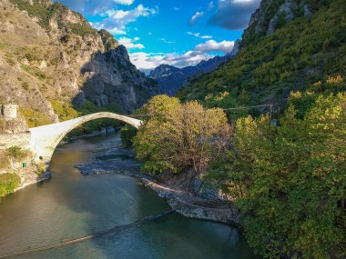 Aoos nehrinin üzerinde Konitsa 'nın ünlü eski taşlanmış köprüsü. Tymfi Dağı, Zagori, Epirus, Yunanistan, Avrupa