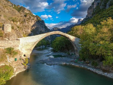 Aoos nehrinin üzerinde Konitsa 'nın ünlü eski taşlanmış köprüsü. Tymfi Dağı, Zagori, Epirus, Yunanistan, Avrupa