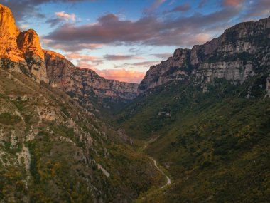 Yunanistan 'ın kuzeyindeki Pindus Dağları' ndaki Zagoria bölgesindeki etkileyici Vikos geçidine ait panoramik hava manzarası. Tymfi Dağı 'nın güney yamaçlarında yer alır ve Avrupa' nın en derindir..