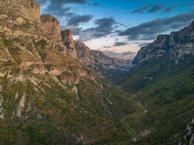 Yunanistan 'ın kuzeyindeki Pindus Dağları' ndaki Zagoria bölgesindeki etkileyici Vikos geçidine ait panoramik hava manzarası. Tymfi Dağı 'nın güney yamaçlarında yer alır ve Avrupa' nın en derindir..
