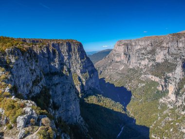 Yunanistan 'ın kuzeyindeki Pindus Dağları' ndaki Zagoria bölgesindeki etkileyici Vikos geçidine ait panoramik hava manzarası. Tymfi Dağı 'nın güney yamaçlarında yer alır ve Avrupa' nın en derindir..