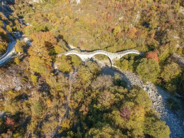 Vikos Kanyonu, Zagorohoria, Yunanistan ve Avrupa 'daki eski Kalogeriko üçlü kemerli taş köprüsünün hava manzarası