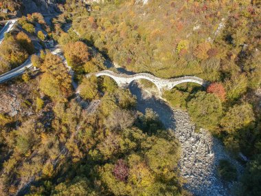 Vikos Kanyonu, Zagorohoria, Yunanistan ve Avrupa 'daki eski Kalogeriko üçlü kemerli taş köprüsünün hava manzarası