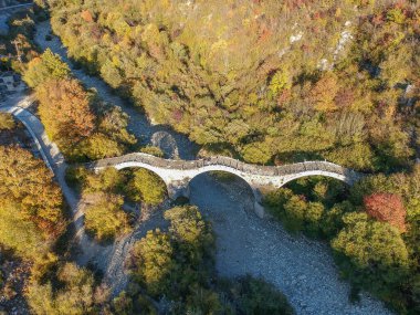 Vikos Kanyonu, Zagorohoria, Yunanistan ve Avrupa 'daki eski Kalogeriko üçlü kemerli taş köprüsünün hava manzarası
