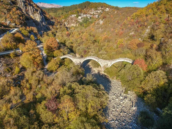 Vikos Kanyonu, Zagorohoria, Yunanistan ve Avrupa 'daki eski Kalogeriko üçlü kemerli taş köprüsünün hava manzarası