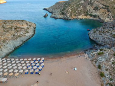 Gün batımında Kythira Adası 'ndaki ünlü Melidoni kayalık plajının hava panoramik manzarası. Kristal berrak su ve Akdeniz, Yunanistan ve Avrupa 'da küçük kayalık bir körfez ile şaşırtıcı manzara.