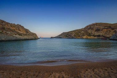 Gün batımında Kythira adasındaki ünlü kayalık plaj Melidoni manzarası. Kristal berrak su ve Akdeniz, Yunanistan ve Avrupa 'da küçük kayalık bir körfez ile şaşırtıcı manzara.