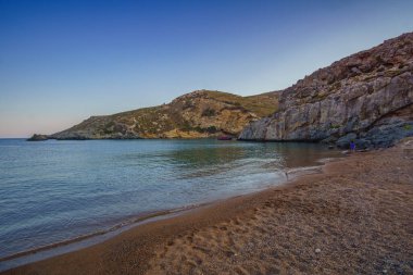 Gün batımında Kythira adasındaki ünlü kayalık plaj Melidoni manzarası. Kristal berrak su ve Akdeniz, Yunanistan ve Avrupa 'da küçük kayalık bir körfez ile şaşırtıcı manzara.