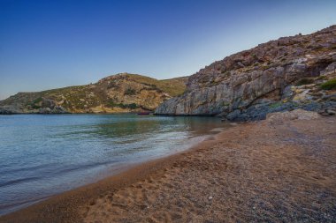 Gün batımında Kythira adasındaki ünlü kayalık plaj Melidoni manzarası. Kristal berrak su ve Akdeniz, Yunanistan ve Avrupa 'da küçük kayalık bir körfez ile şaşırtıcı manzara.