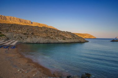 Gün batımında Kythira adasındaki ünlü kayalık plaj Melidoni manzarası. Kristal berrak su ve Akdeniz, Yunanistan ve Avrupa 'da küçük kayalık bir körfez ile şaşırtıcı manzara.