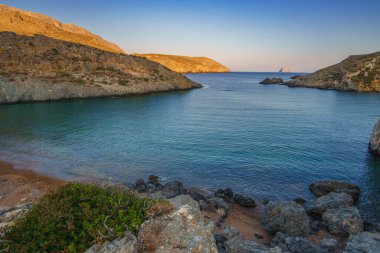 Gün batımında Kythira adasındaki ünlü kayalık plaj Melidoni manzarası. Kristal berrak su ve Akdeniz, Yunanistan ve Avrupa 'da küçük kayalık bir körfez ile şaşırtıcı manzara.