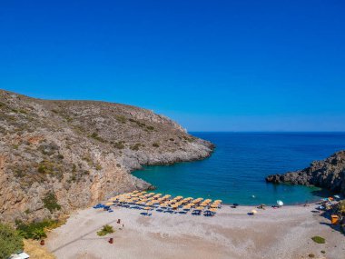 Günbatımında Kythira adasındaki ünlü kayalık kumsal Chalkos 'un panoramik görüntüsü. Kristal berrak su ve Akdeniz, Yunanistan ve Avrupa 'da küçük kayalık bir körfez ile şaşırtıcı manzara.