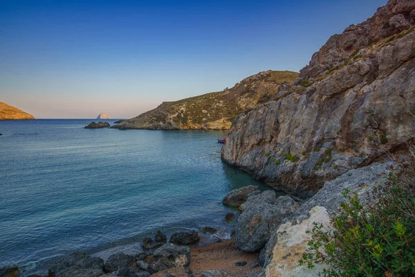 キティラ島の有名な岩のビーチMelidoniの眺めは日没です 地中海 ギリシャ ヨーロッパの透明な水と小さな岩の湾で素晴らしい景色 — ストック写真