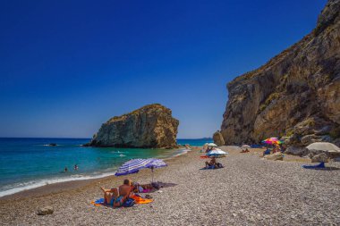 Kaladi plajı, kristal berrak su manzarası ve yaz döneminde Kythira adasında derin mavi bir gökyüzü karşısında kaya oluşumu. İyon, Yunanistan, Avrupa