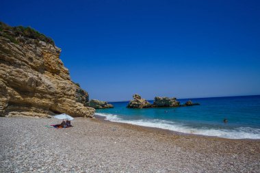 Kaladi plajı, kristal berrak su manzarası ve yaz döneminde Kythira adasında derin mavi bir gökyüzü karşısında kaya oluşumu. İyon, Yunanistan, Avrupa