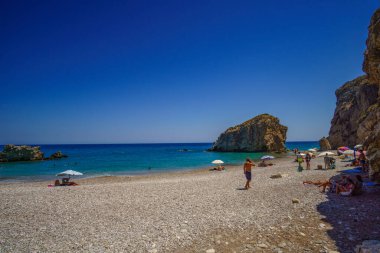 Kaladi plajı, kristal berrak su manzarası ve yaz döneminde Kythira adasında derin mavi bir gökyüzü karşısında kaya oluşumu. İyon, Yunanistan, Avrupa