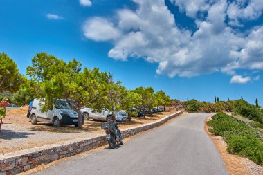 Yunanistan 'ın Kythira adasındaki Kaladi Sahili' ne giden güzel doğal manzara.
