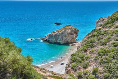 Kaladi plajı, kristal berrak su manzarası ve yaz döneminde Kythira adasında derin mavi bir gökyüzü karşısında kaya oluşumu. İyon, Yunanistan, Avrupa