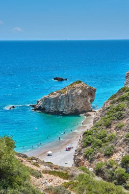 Kaladi plajı, kristal berrak su manzarası ve yaz döneminde Kythira adasında derin mavi bir gökyüzü karşısında kaya oluşumu. İyon, Yunanistan, Avrupa