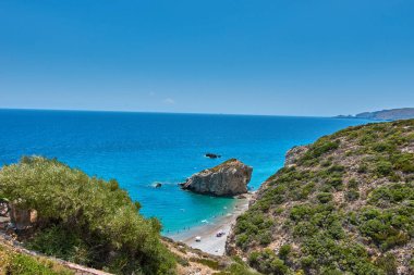 Kaladi plajı, kristal berrak su manzarası ve yaz döneminde Kythira adasında derin mavi bir gökyüzü karşısında kaya oluşumu. İyon, Yunanistan, Avrupa