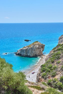 Kaladi plajı, kristal berrak su manzarası ve yaz döneminde Kythira adasında derin mavi bir gökyüzü karşısında kaya oluşumu. İyon, Yunanistan, Avrupa