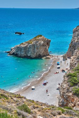 Kaladi plajı, kristal berrak su manzarası ve yaz döneminde Kythira adasında derin mavi bir gökyüzü karşısında kaya oluşumu. İyon, Yunanistan, Avrupa